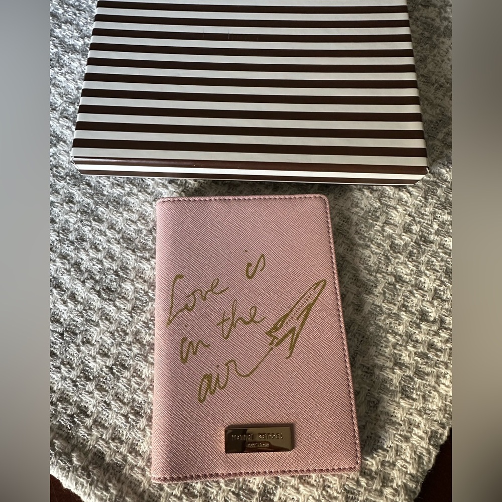 Henri Bendel “Love Is In The Air” HTG Passport Cover Pinhead Stud *NWT And Box